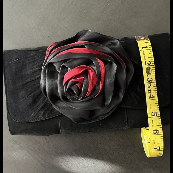 Chain purse with black/red flower made in china - Picture 7 of 7